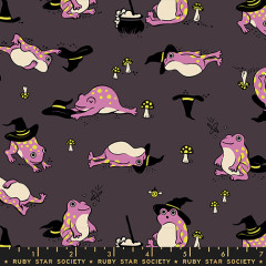 Stoffausschnitt Frogmiliars Eggplant mit Zollstab-Maßstab und Ruby Star Society Logo zur Größenansicht