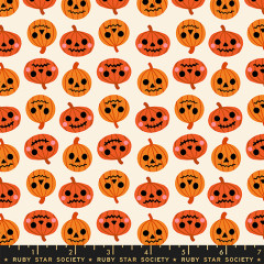 Stoffmuster Freaky Familiars Pumpkin Party von Ruby Star Society mit Webkante und Kürbis-Motiven in Orange und Creme