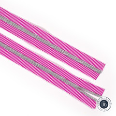 Zwei diagonal ausgelegte Längen des pink-lila gestreiften Reißverschlussbandes mit silberner Zahnreihe auf weißem Hintergrund.