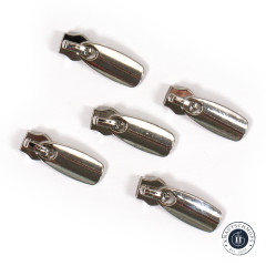 Nahaufnahme der fünf Nickel-Reißverschlussläufer mit glänzender Oberfläche.
