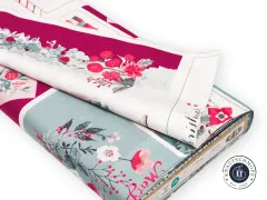 Gefalteter Adventale Popeline-Panelstoff mit Blumen in Rot, Rosa und Salbeigrün auf Stoffballen