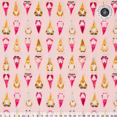Baumwollstoff Adventale Playful Gnomes Sweet mit pinken und senfgelben Wichteln auf rosa Grund, Lineal am Rand