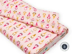 Auf Pappe gerollter rosa Wichtelstoff von Art Gallery Fabrics mit Banderole der Kollektion Adventale