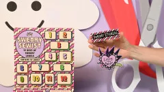 Adventskalender neben Hand mit transparentem Sweary Stickers Pack als Gratis-Zugabe