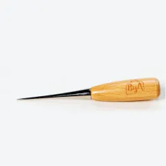 Die ByAnnie's Extra-Sharp Awl freigestellt liegend mit sichtbarer Gravur "ByA" auf dem Buchenholzgriff.