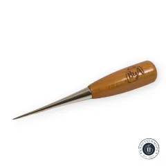 Nahaufnahme der Ahlenspitze und des Buchenholzgriffs der ByAnnie's Extra-Sharp Awl.