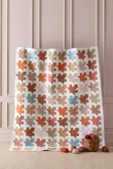 Patchwork-Quilt mit Ahornblatt-Muster aus der Autumn-Kollektion, an der Wand aufgehängt.