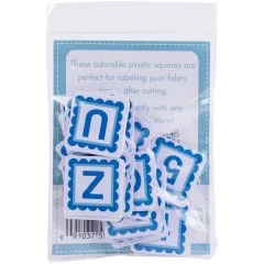 Geöffnete Verpackungstüte der Alphabitties in Blue mit losen Buchstaben- und Zahlenplättchen