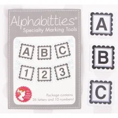 Nahaufnahme dreier einzelner Alphabitties-Plättchen in Gray mit den Buchstaben A, B und C