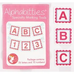 Nahaufnahme dreier einzelner Alphabitties-Plättchen in Pink mit den Buchstaben A, B und C