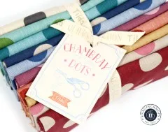 Nahaufnahme des Chambray-Dots-Stoffanhaengers mit Schriftzug und Schere-Illustration auf dem Stoffbuendel