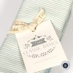 Nahaufnahme des Tilda-„Classic Basics“-Anhängers auf dem gestreiften Stoff des Bundles.