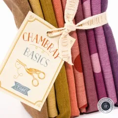 Nahaufnahme des Papieranhängers „Chambray Basics" mit Storch-Schere-Illustration und Tilda-Logo.