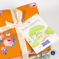 Nahaufnahme des Sunday-Brunch-Anhängers auf orangefarbenem Rosenstoff
