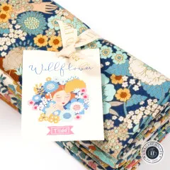 Nahaufnahme des Tilda-Anhängers mit Illustration und Aufschrift „Wallflower".