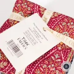 Rückseite des Anhängers mit Kollektionsname „The Sanctuary Collection", Maßangabe und Barcode.