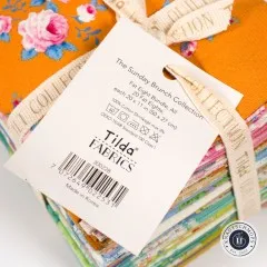 Rückseite des Anhängers mit Kollektionsdetails, Maßangaben und Barcode 300228