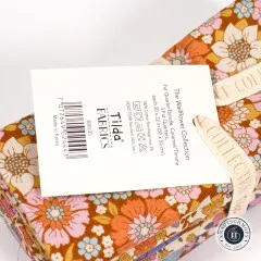 Rückseite des Anhängers mit Kollektionsname, Materialangabe und Barcode.