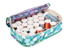 Geöffneter grüner Pack-It-In-Würfel mit Garnrollen als Nähzubehör-Organizer