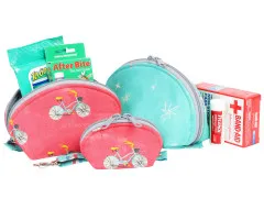 Gefüllte Taschen mit Fahrrad-Motiv als Reiseapotheke mit Pflastern und Erste-Hilfe-Artikeln