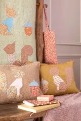 Genähte Patchwork-Kissen mit Katzen- und Eichhörnchen-Applikation sowie Tragetasche aus der Autumn-Kollektion.