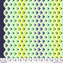 Nahaufnahme des Schuppenmusters mit Webkante (dunkelblau) und Zoll-Maßband, FreeSpirit-Fabrics-Logo am unteren Rand.