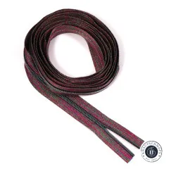 Aufgerolltes Endlos-Reißverschlussband von Sassafras Lane Designs in Rainbow Iridescent mit mehrfarbig schimmerndem Meliergewebe und irisierenden Zähnen.