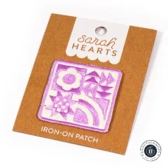 Sarah Hearts Iron-On Patch „Lavender Quilt Block“ mit lila Stickmotiv auf der Verpackungskarte.