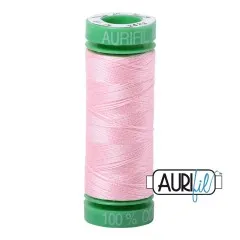 Garnrolle Aurifil 40wt in Baby Pink (Fb. 2423) mit grünen Endkappen vor weißem Hintergrund.