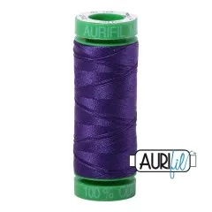 Garnrolle Aurifil 40wt in Dark Violet (Fb. 2582) mit grünen Endkappen vor weißem Hintergrund.