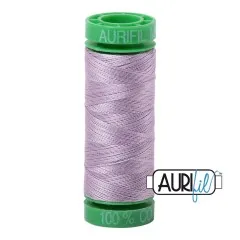 Garnrolle Aurifil 40wt in Lilac (Fb. 2562) mit grünen Endkappen vor weißem Hintergrund.