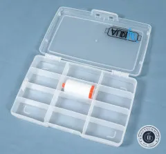 Geöffnete Aurifil Aufbewahrungsbox mit 12 Fächern und einer weißen Garnspule
