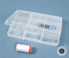 Aurifil Storage Case leicht geöffnet, daneben liegende weiße Aurifil Garnspule 50wt