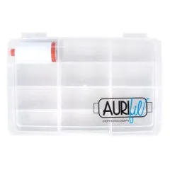 Aurifil Storage Case Frontansicht mit Logo und weißer Garnspule im Fach