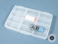 Transparente Aurifil Storage Case Aufbewahrungsdose mit weißer 50wt Garnspule, geschlossen