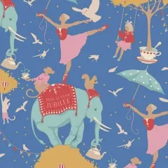 Nahaufnahme: Ballerina balanciert auf dem Jubilee-Elefanten, umgeben von Vögeln