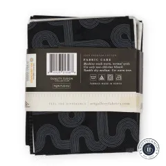 Rückseite der Banderole mit Barcode, Waschhinweisen und geschwungenem Linienmuster.