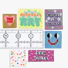 Labels aus dem Wearable-Art-Set: „True Love", „Wearable Art", „More Is More", ein Pixel-Smiley, bunte Punktmuster und „Sew Cute".