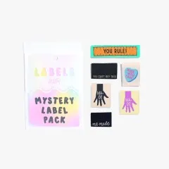 Mögliche Labels aus dem Mystery-Paket: „You Rule!", „You Can't Buy This", „Made"-Hand-Motive in Schwarz und Flieder sowie „me made".