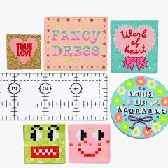 Labels aus dem Wearable-Art-Set: „True Love", „Fancy Dress", „Work of Heart", „This Is Adorable" und zwei Pixel-Smiley-Gesichter.