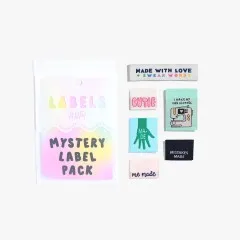 Mögliche Labels aus dem Mystery-Paket: „Made With Love & Swear Words", „Cutie", ein grünes „Made"-Hand-Motiv, „I Make My Own Clothes", „Mistakes Made" und „me made".