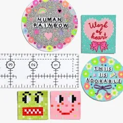 Labels aus dem Wearable-Art-Set: „Human Rainbow", „Work of Heart", „This Is Adorable" und zwei Pixel-Smiley-Gesichter.