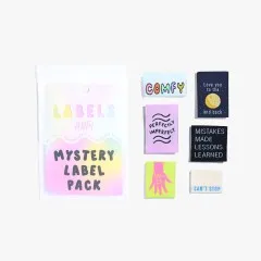 Mögliche Labels aus dem Mystery-Paket: „Comfy", „Love You To The Moon and Back", „Mistakes Made Lessons Learned", ein pinkes „Made"-Hand-Motiv und „Can't Stop".