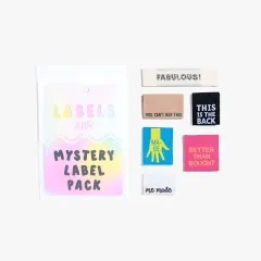 Mögliche Labels aus dem Mystery-Paket: „Fabulous!", „You Can't Buy This", „This Is The Back", ein gelbes „Made"-Hand-Motiv, „Better Than Bought" und „me made".
