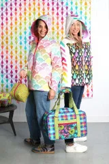 Modell trägt die Bella Quilt Coat mit runder Kapuzen-Variante