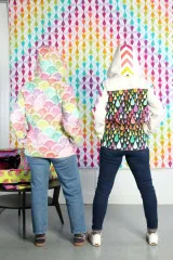 Modell trägt die Bella Quilt Coat mit spitzer Kapuzen-Variante