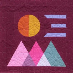 Quiltblock mit Sonne, Wolken und drei Bergen in Rosa, Pink und Mint auf Beere