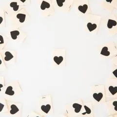 Sarah Hearts Weblabels „Black Heart" dicht gestreut in Nahaufnahme