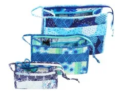 Geöffnete Open-Wide-2.0-Taschen in Blautönen mit Sonnenbrille, Schere und weiterem Inhalt.