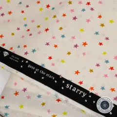 Detailaufnahme der Webkante mit Schriftzug 'gaze at the stars – starry' und Materialangabe '100% Cotton'